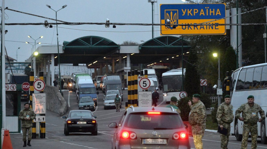 Що відбувається на західному кордоні України?